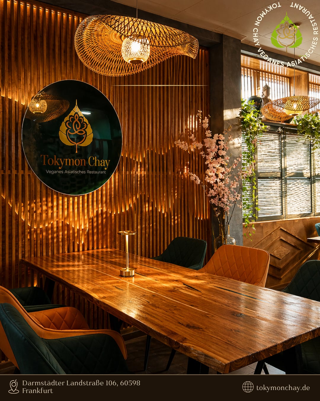 Gemütlicher Restaurantbereich mit großem Holztisch, gepolsterten Stühlen, Holzlamellen und geflochtenen Hängeleuchten