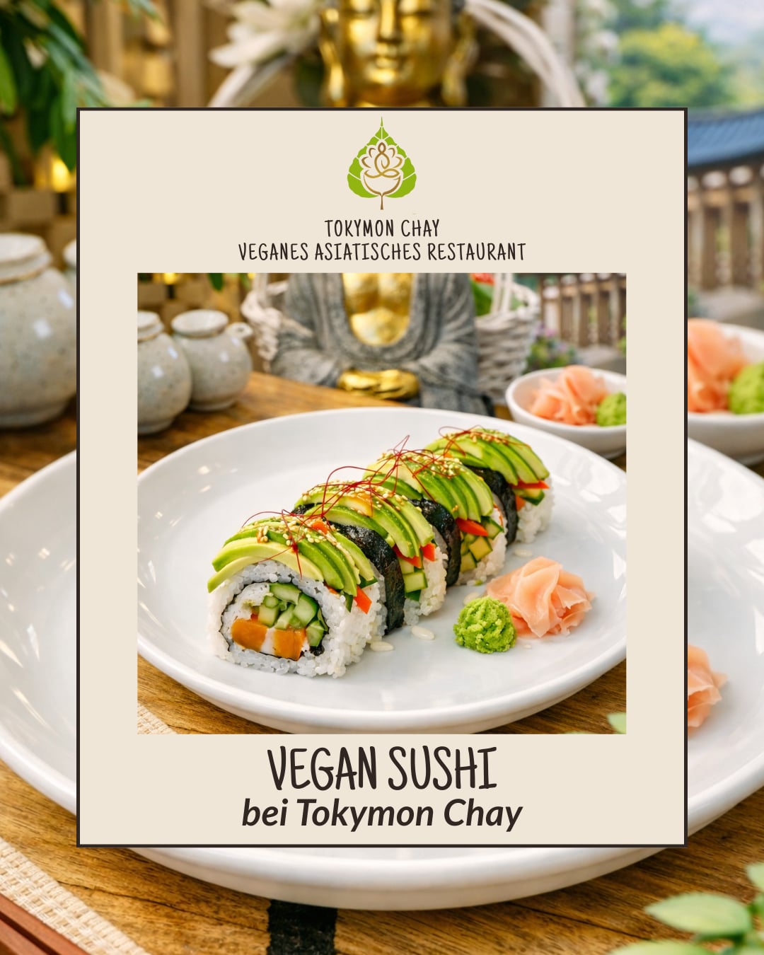 Vegane Sushirolle mit Avocado, Gurke und Paprika, serviert mit Wasabi und eingelegtem Ingwer