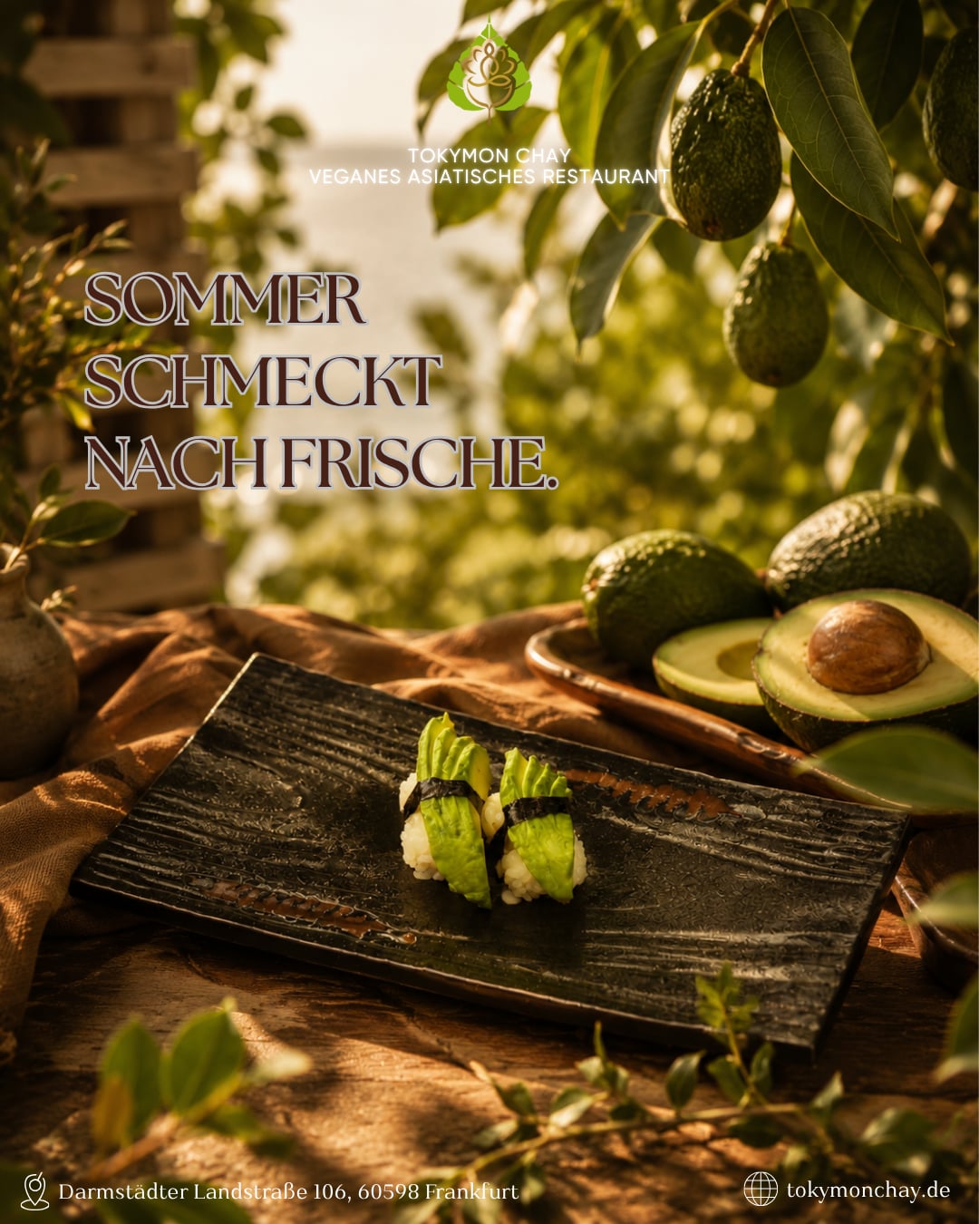 Zwei vegane Sushi mit Avocado auf schwarzem Teller, umgeben von frischen Avocados und Blättern.